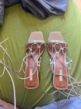 Sandalias tacón dorado Primark talla 39