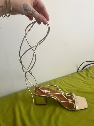 Sandalias tacón dorado Primark talla 39