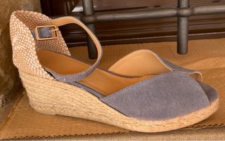 Alpargatas cuña azul y beige Marca CASTAÑER