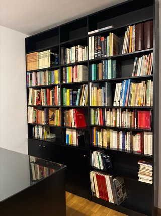Estantería librería negra con armarios