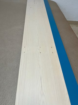 Tabla de madera con borde azul