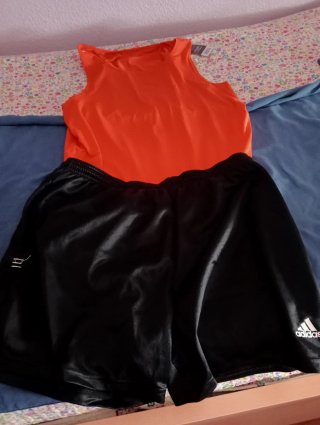 Conjunto Adidas: Camiseta tirantes y pantalón cort
