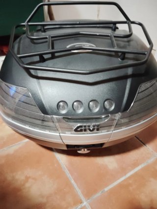 Maleta baúl Givi V46 con soporte