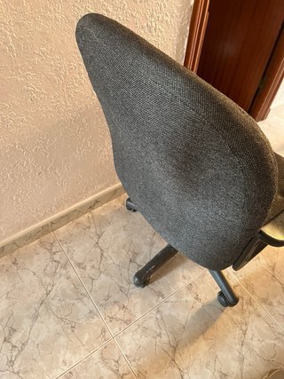 Silla de oficina gris y negra