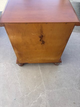 Mesita de noche de madera