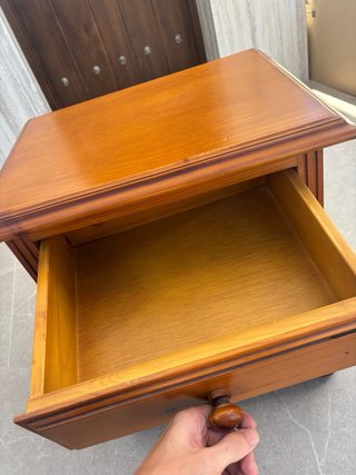 Mesita de noche de madera