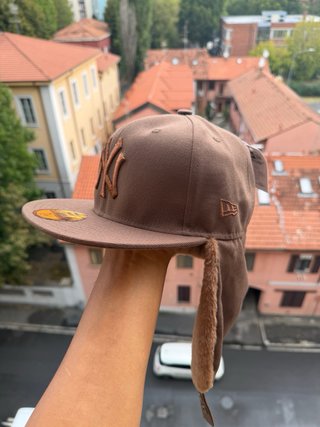 Cappello New Era NY Marrone con paraorecchie