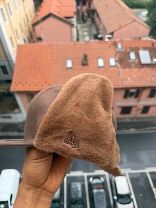 Cappello New Era NY Marrone con paraorecchie