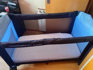 Cuna de viaje azul con colchón incluido