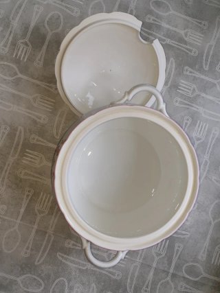 Sopera de porcelana con flores