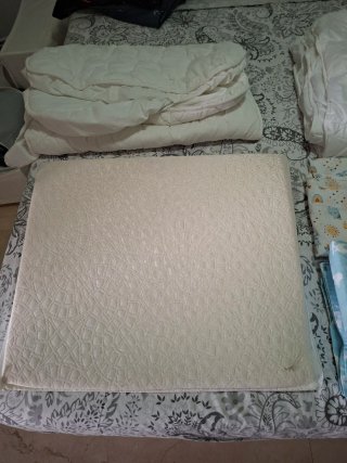 Cuna de bebé blanca con protector y colchón