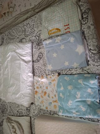 Cuna de bebé blanca con protector y colchón