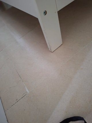 Cuna de bebé blanca con protector y colchón
