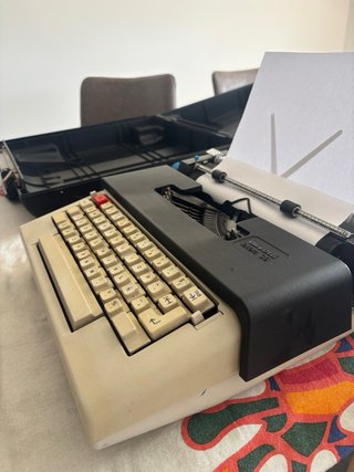 Máquina de escribir Olivetti Lettera 36 con maletí