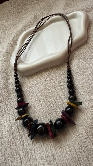 Collana etnica perle nere e dettagli colorati