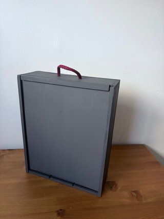 Caja de madera pintada