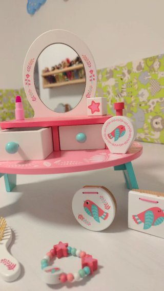 Tocador infantil de madera con accesorios