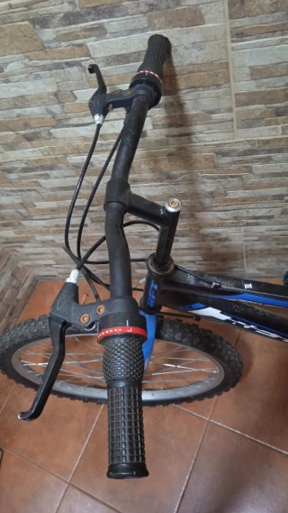 Bicicleta Montaña 24 Azul y Negra y casco