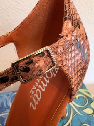 Sandalias de tacón naranja con estampado de serpie