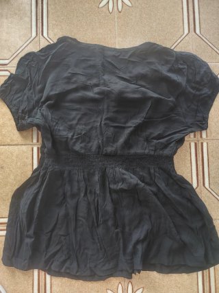 Blusa negra con elástico en cintura