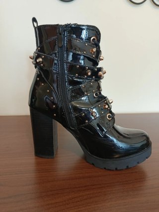 Botines negros con tachuelas doradas