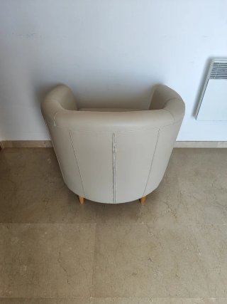 Sillón moderno beige de piel