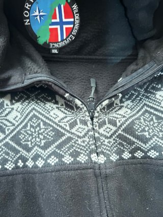Chaqueta polar con estampado nórdico