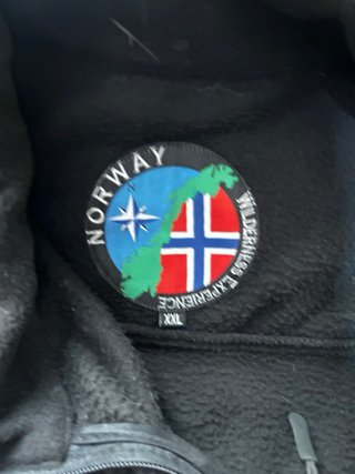 Chaqueta polar con estampado nórdico
