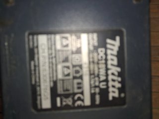Cargador y 3 Baterías Makita 14.4V