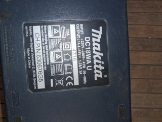 Cargador y 3 Baterías Makita 14.4V
