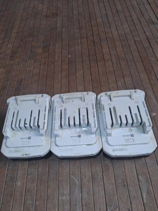 Cargador y 3 Baterías Makita 14.4V