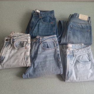 Lote 5 Pantalones Vaqueros. Petos y camisa.