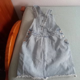 Lote 5 Pantalones Vaqueros. Petos y camisa.