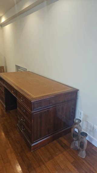 Escritorio antiguo de madera y cuero