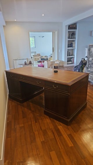 Escritorio antiguo de madera y cuero