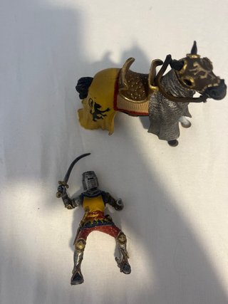 Caballero con caballo de coleccionista