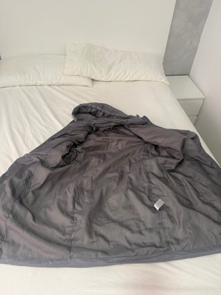 Chaqueta gris acolchada con capucha