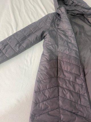 Chaqueta gris acolchada con capucha