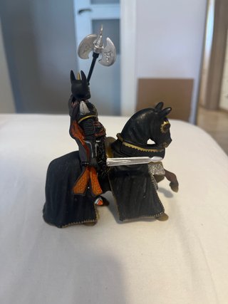 Caballero con caballo de coleccionista