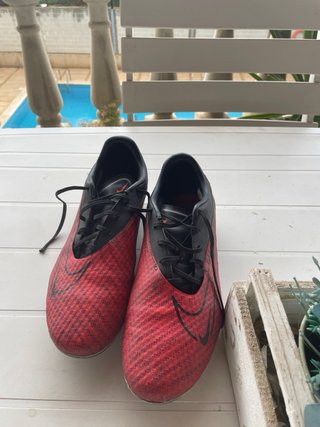 Zapatos de fútbol Nike niño rojos y negros