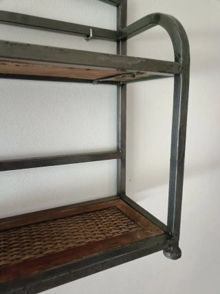 Scaffale rustico in ferro battuto e legno invecchiato