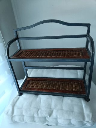 Scaffale rustico in ferro battuto e legno invecchiato