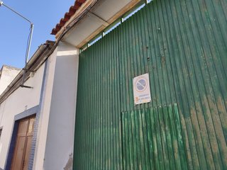 Puerta de hierro verde