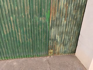 Puerta de hierro verde