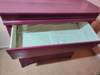 Cómoda vintage morada de madera
