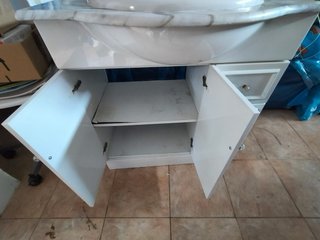Lavabo con mueble de madera y mármol