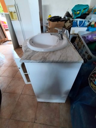 Lavabo con mueble de madera y mármol