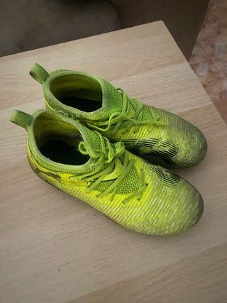 Botas de fútbol niño color verde neón,puma