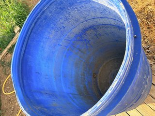 Bidón azul para agua con salida