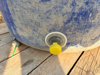 Bidón azul para agua con salida